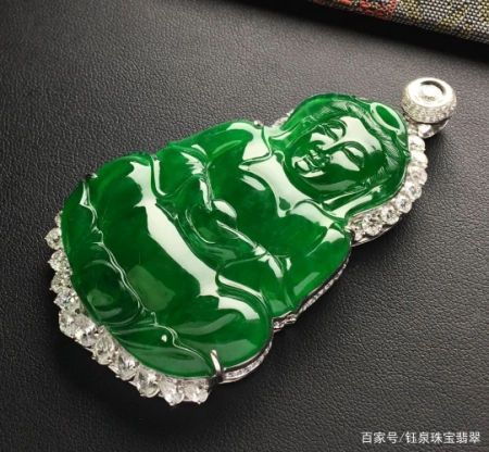 在翡翠市场中，“B货”翡翠不能买，那么它该如何鉴别呢？